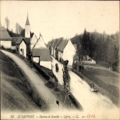 Ak Laffrey Isère, Landschaftsaufnahme, Kirche, weiße Häuser, Straße