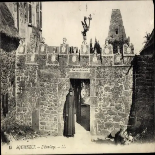 Ak Rothéneuf Ille-et-Vilaine, Steinmauer mit Büsten, Eingangstor, Klosteratmosphäre, Mönch