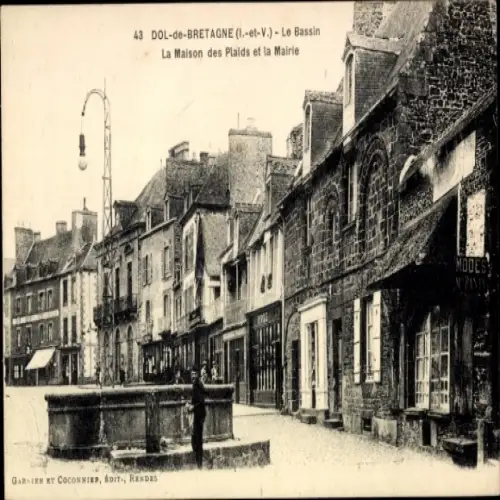 CPA Dol de Bretagne Ille et Vilaine, Le Bassin, La Maison des Plaids et la Mairie
