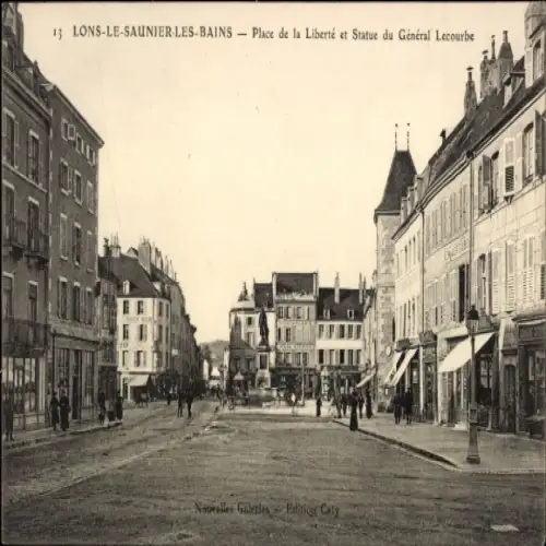 CPA Lons-le-Saunier Jura, Place de la Liberté et Statue du Général Lecourbe