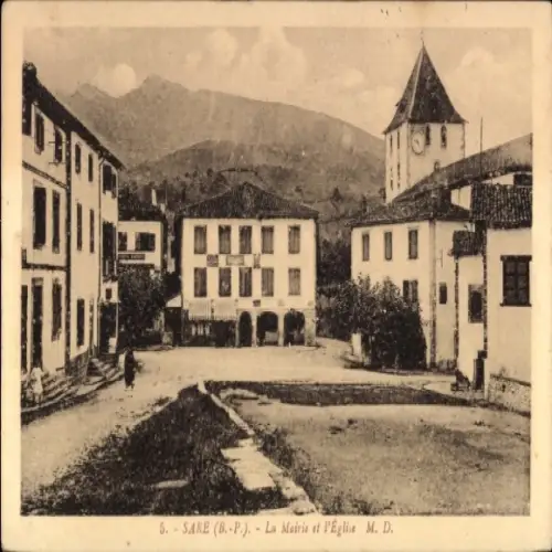 Ak Sare Pyrénées Atlantiques, Mairie und Kirche, Häuser, Straße, Berg im Hintergrund