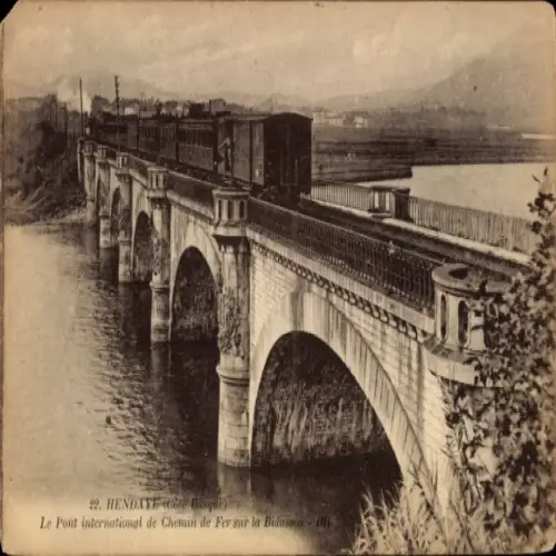 Ak Hendaye Pyrénées-Atlantiques, Brücke über den Fluss Bidassoa, Zug,  Ansicht