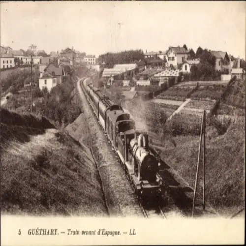 Ak Guéthary Pyrénées Atlantiques, Dampflok auf Schienen, hügelige Landschaft, Häuser im Hintergru