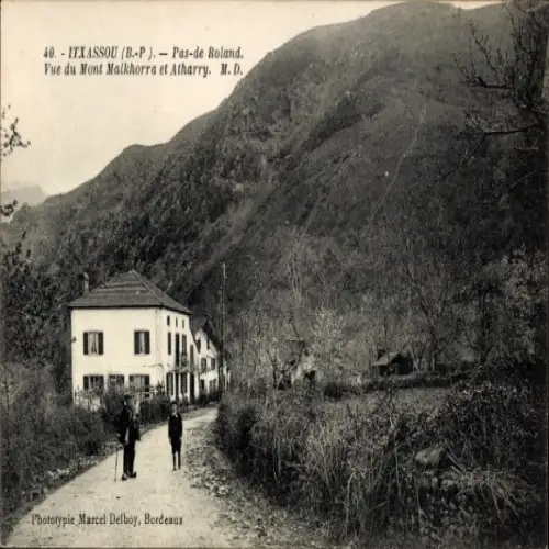 Ak Itxassou Pyrénées Atlantiques, Vorderansicht eines Hauses, zwei Personen auf der Straße, Berge