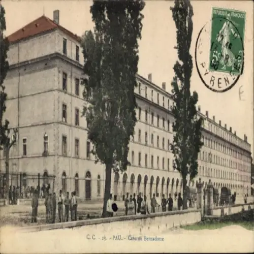 Ak Pau Pyrénées-Atlantiques, Caserne Bernadotte, Gebäude mit Säulen, Soldaten, Bäume
