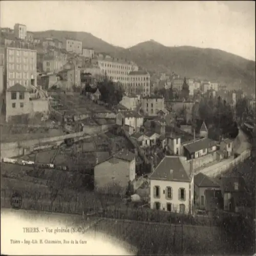 Ak Thiers Puy de Dôme, Stadtansicht  Hügel, Gebäude, Bahnhof, Berge