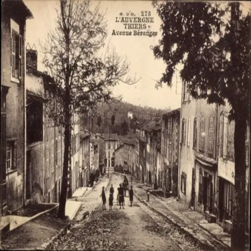 Ak Thiers Puy de Dôme, Schmale Straße, Häuserzeilen, Personen in der Ferne, Vintage-Stil
