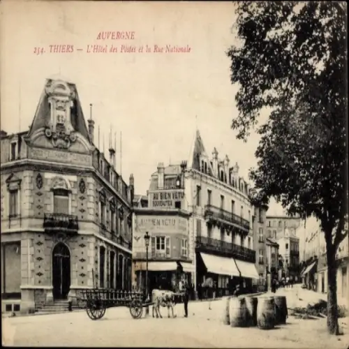 Ak La Celle Auvergne Puy de Dôme, Hôtel des Póstes, Rue Nationale, Au Bien Vetu,  Architektur