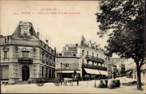 Ak La Celle Auvergne Puy de Dôme, Hôtel des Póstes, Rue Nationale, Au Bien Vetu,  Architektur