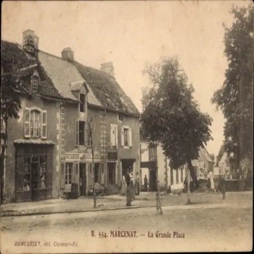 Ak Marcenat Cantal, Vorderseite zeigt La Grande Place, Patisserie,  Gebäude, Bäume