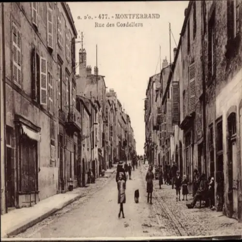 Ak Montferrand Gironde, Schmale Straße, alte Gebäude, Fußgänger,  Atmosphäre