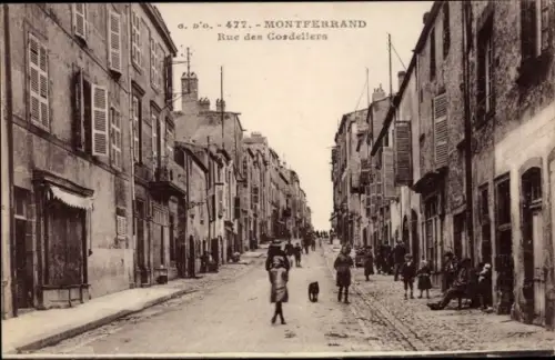 Ak Montferrand Gironde, Schmale Straße, alte Gebäude, Fußgänger,  Atmosphäre