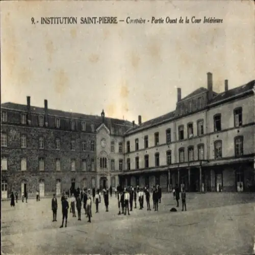 Ak Vanves Hauts de Seine, Institution Saint-Pierre, Cour intérieure,  Gebäude, Menschen auf dem P