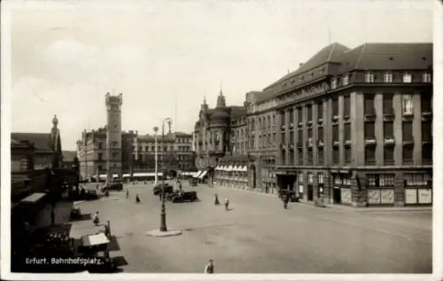 Ak Erfurt in Thüringen, Bahnhofplatz,  Gebäude, Straßenansicht, Menschen, Autos