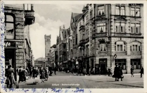 Ak Erfurt in Thüringen,  Bahnhofstraße,  Architektur, Personen auf der Straße