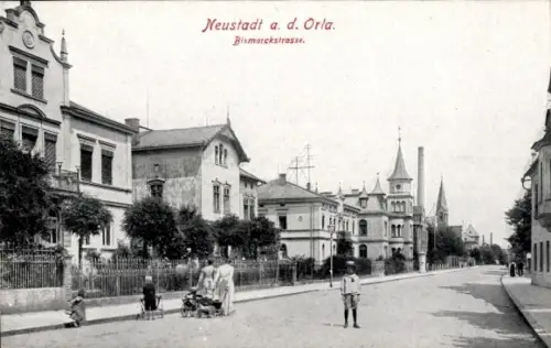 Ak Neustadt an der Orla,  Bismarckstraße,  Gebäude, Straßenansicht, Menschen