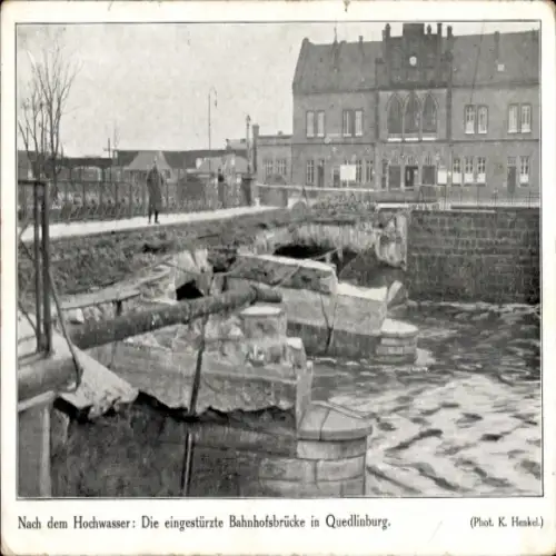 Ak Quedlinburg im Harz, Hochwasser der Bode 1925, eingestürzte Bahnhofsbrücke