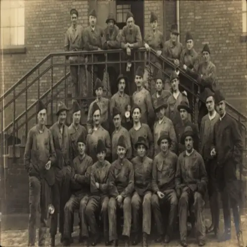 Foto Ak Bernburg an der Saale, Bergleute des Salzbergwerkes, Gruppenbild 1920