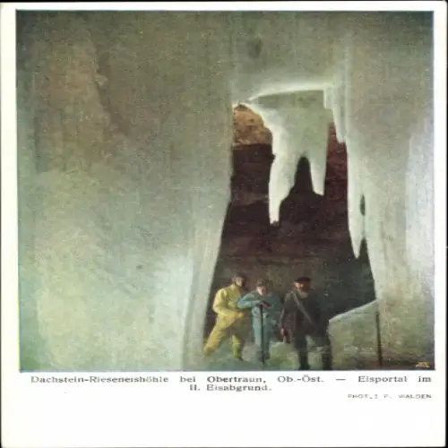 Ak Obertraun Oberösterreich, Eisportal, Dachstein-Rieseneishöhle, Personen im Eis