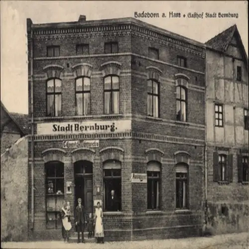 Ak Badeborn Ballenstedt im Harz, Gasthof Stadt Bernburg,  Architektur, 2 Personen, Schriftzug