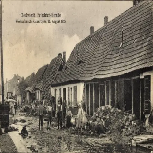 Ak Gerbstedt im Harzvorland,  Friedrich-Straße, Wolkenbruch-Katastrophe, Menschen auf der Straße