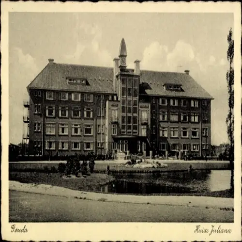 Ak Gouda Südholland Niederlande, Huize Juliana, Gebäude mit Teich, schöne Wolken am Himmel