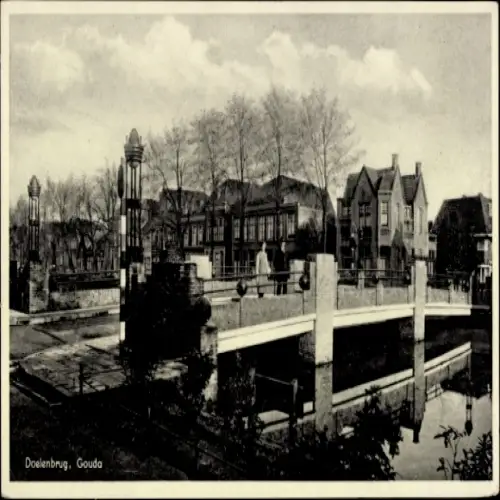 Ak Gouda Südholland Niederlande, Doelenbrug,  Brücke, Gebäude, Bäume, Landschaft