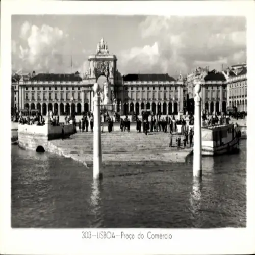 Ak Lisboa Lissabon Portugal, Praça do Comércio, Wasserfront, Menschenmenge,  Architektur