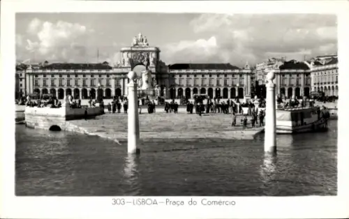 Ak Lisboa Lissabon Portugal, Praça do Comércio, Wasserfront, Menschenmenge,  Architektur