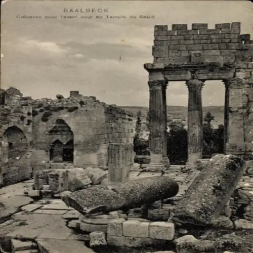 Ak Baalbek Libanon, Colonnes dans l'avant cour du Temple du Soleil