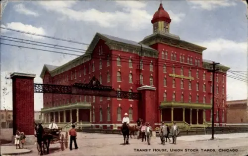 Ak Chicago Illinois USA, Rotes Gebäude, Transit House, Union Stock Yards, umgeben von Menschen un