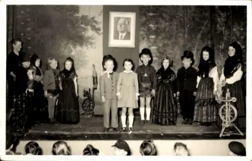 Foto Eilsdorf Huy am Harz, Kinder in Trachten, Theaterszene, Portrait Wilhelm Pieck