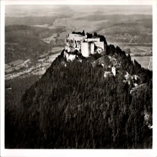 Ak Neuffen in Württemberg, Burg Hohenneuffen, Schloss Hohenneuffen auf einem Hügel, Schwarz-Weiß-