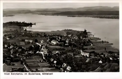 Ak Mittelzell Insel Reichenau im Bodensee, Luftaufnahme der Insel Reichenau, Bodensee, Mittelzell