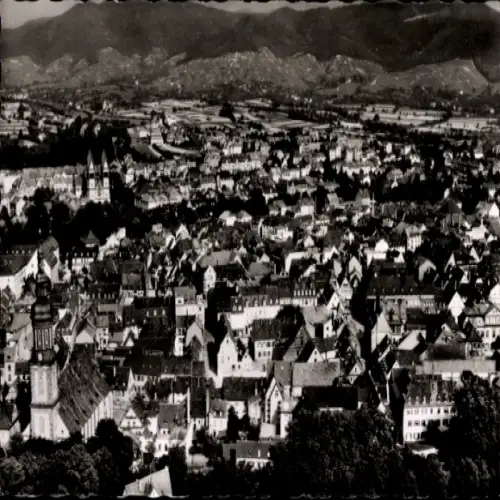 Ak Offenburg in Baden Schwarzwald, Schwarzwaldlandschaft,  Stadtansicht, viele Dächer, zahlreiche