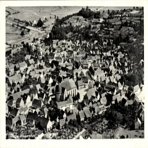 Ak Riegel am Kaiserstuhl, Luftaufnahme von Riegel, viele Häuser, Kirche sichtbar