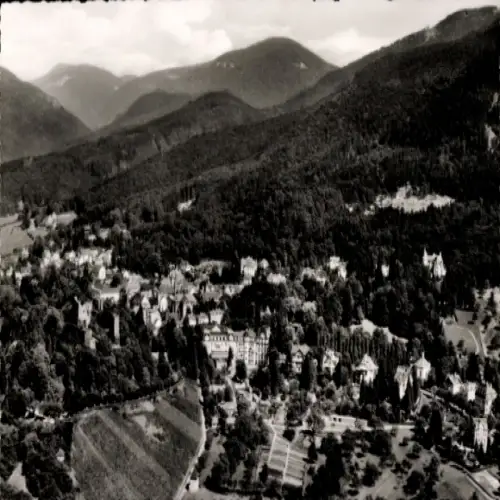 Ak Badenweiler im Schwarzwald, Landschaftsaufnahme, Hügel, Wälder, Stadtansicht,  Gebäude