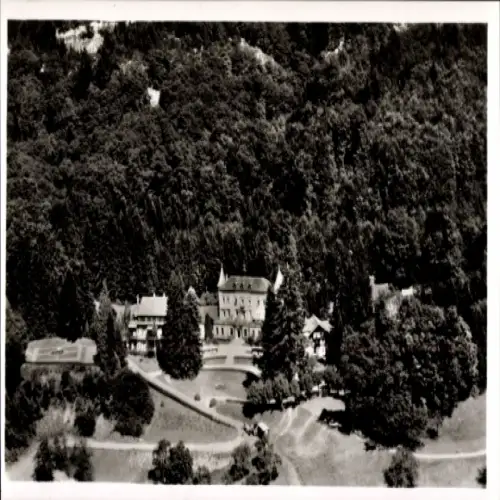 Ak Badenweiler im Schwarzwald, Schloss Hausbaden, umgeben von Wald, Aussicht auf Gebäude, Landsch