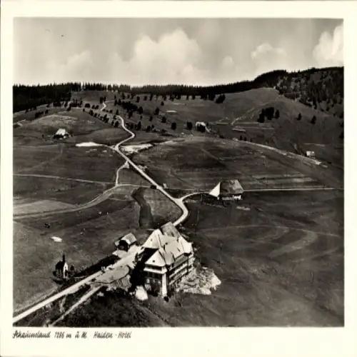Ak Freiburg im Breisgau, Schwarzwaldlandschaft, Halden-Hotel, Straße und Berglandschaft
