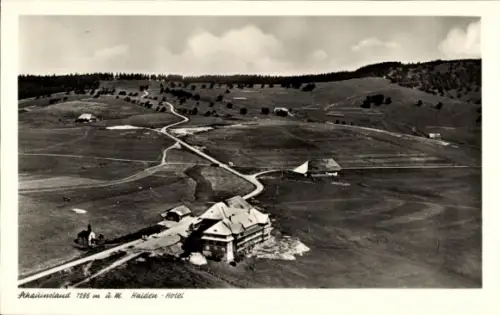 Ak Freiburg im Breisgau, Schwarzwaldlandschaft, Halden-Hotel, Straße und Berglandschaft