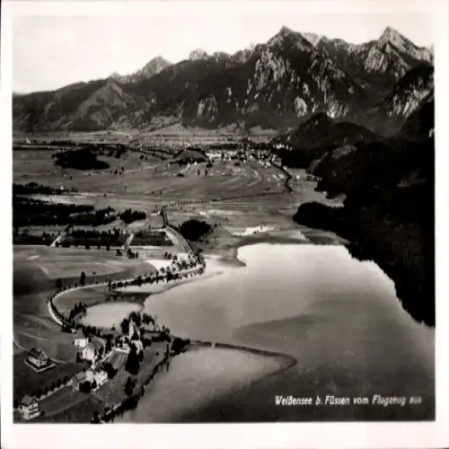 Ak Weißensee Füssen im Ostallgäu, Luftaufnahme vom Weißensee, Berge, Wiesen, Straßen, Häuser