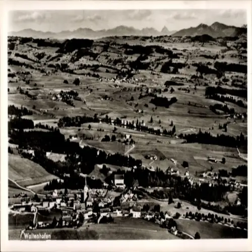 Ak Waltenhofen im Oberallgäu, Landschaftsaufnahme von  Gebirgskette im Hintergrund,  Architektur
