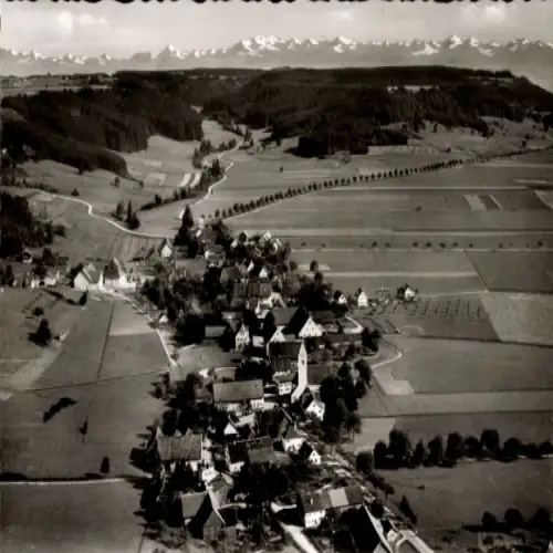 Ak Wolfertschwenden im Unterallgäu, Landschaftsaufnahme, Dorfansicht, Allgäu, Berge im Hintergrun