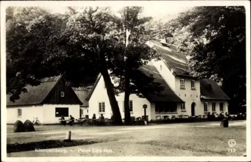 Ak Klampenborg Dänemark, Haus Peter Lips,  Bäume, Personen, Fahrräder