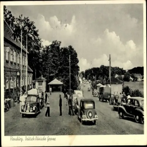 Ak Flensburg in Schleswig Holstein,  Deutsch-Dänische Grenze, Straße mit Autos und Leuten