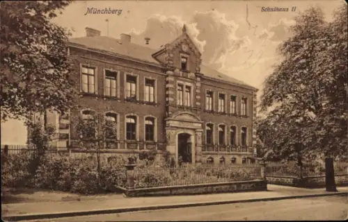 Ak Münchberg in Oberfranken Bayern, Schulhaus II, s Gebäude, Bäume im Vordergrund, sepia-toned