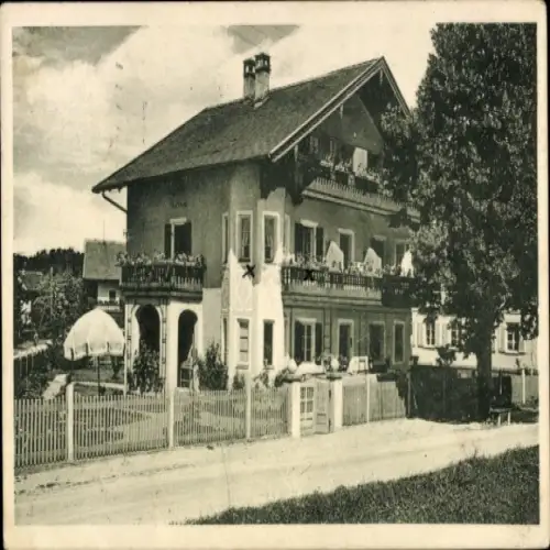 Ak Bad Tölz in Oberbayern, Haus Villa Elfriede, zwei Stockwerke, Veranda, Garten, Straße,  Archit