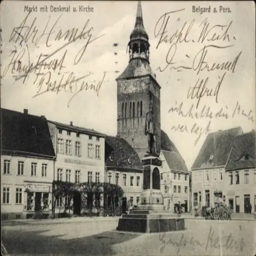 Ak Bialogard Belgard Pommern, Markt mit Denkmal und Kirche, Statue,  Architektur, Stadtbild