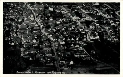 Ak Durmersheim in Baden, Luftaufnahme von Durmersheim, Häuser, Straße, Aussicht vom Flugzeug