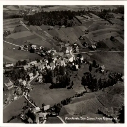 Ak Bischofsmais in Niederbayern, Luftaufnahme,  Bayr. Ostmark, Landschaft, Gebäude, Flugzeugaufna
